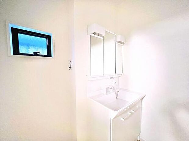 洗面化粧台です。朝の身支度から1日が始まります。