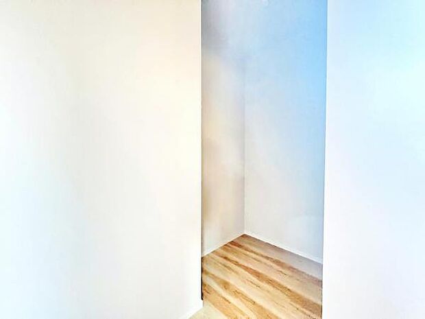 ウォークインクローゼットがあり収納スペースも豊富。季節物もスッキリ片付きそうです。