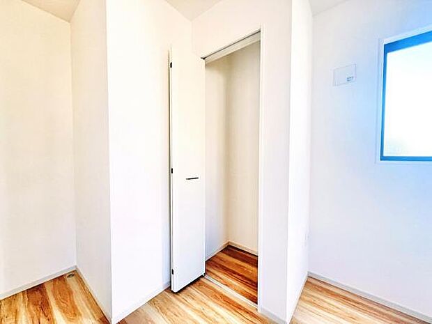 いつでもお部屋をスッキリお使い頂ける収納スペースを設置。