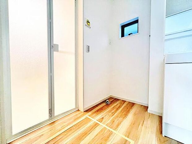 独立洗面台の横にはランドリースペースがございます。