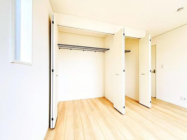 いつでもお部屋をスッキリお使い頂ける収納スペースを設置。