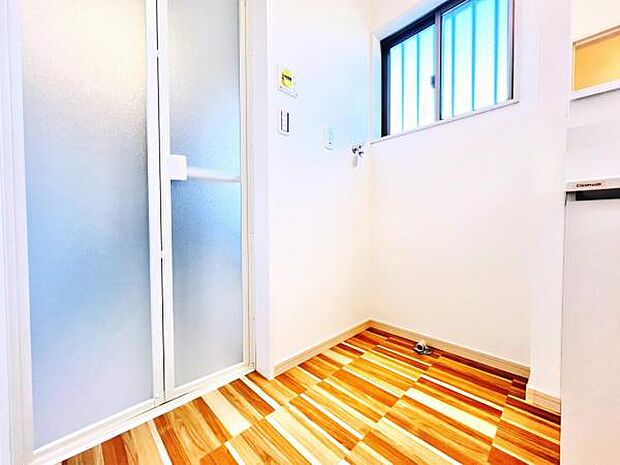 独立洗面台の横にはランドリースペースがございます。