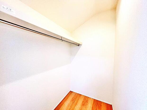 ウォークインクローゼットがあり収納スペースも豊富。季節物もスッキリ片付きそうです。