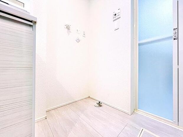 独立洗面台の横にはランドリースペースがございます。