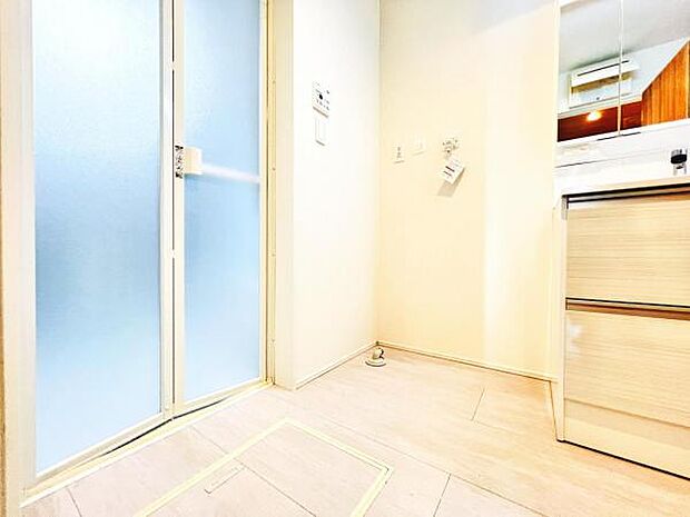 独立洗面台の横にはランドリースペースがございます。