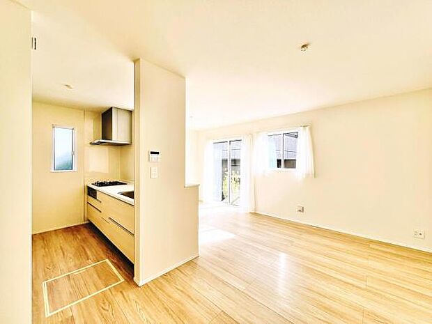 お食事中もキッチンと会話が楽しめるダイニングスペース。