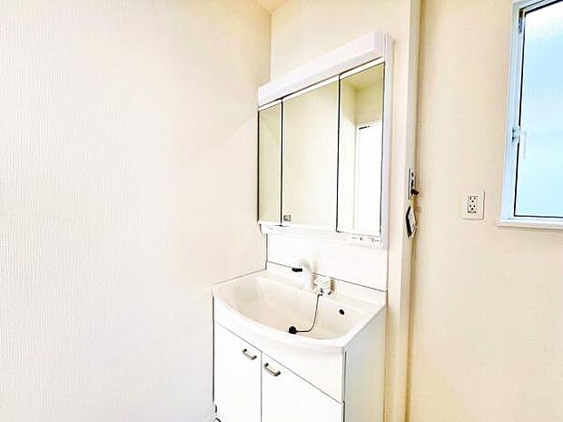 洗面化粧台です。朝の身支度から1日が始まります。