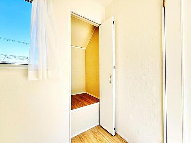 いつでもお部屋をスッキリお使い頂ける収納スペースを設置。