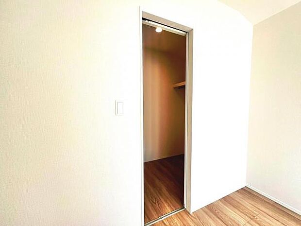 ウォークインクローゼットがあり収納スペースも豊富。季節物もスッキリ片付きそうです。