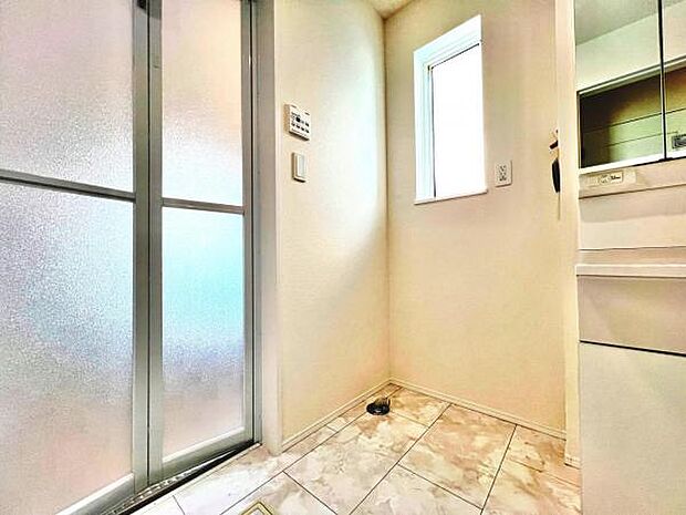 独立洗面台の横にはランドリースペースがございます。