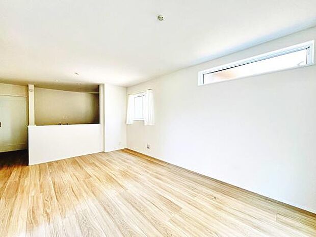 お食事中もキッチンと会話が楽しめるダイニングスペース。