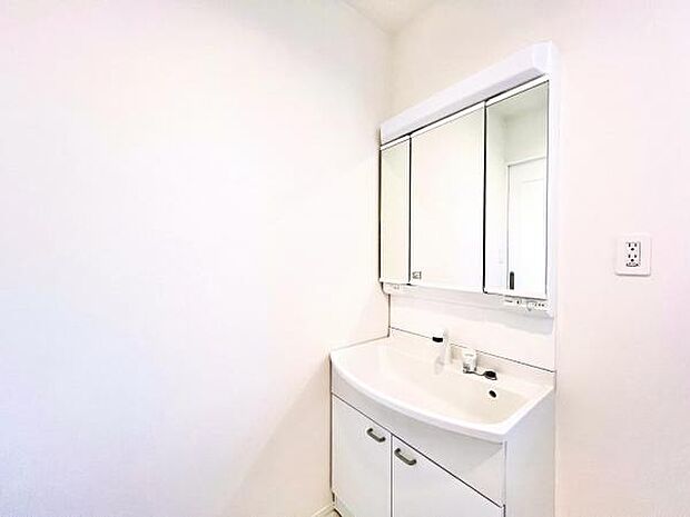 洗面化粧台です。朝の身支度から1日が始まります。