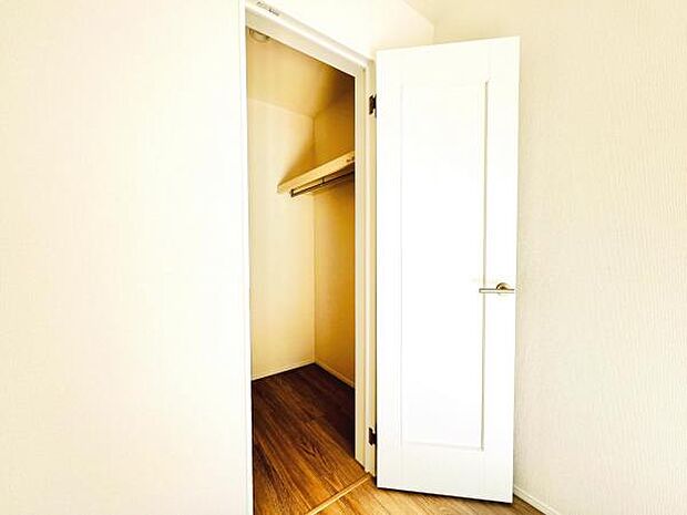 ウォークインクローゼットがあり収納スペースも豊富。季節物もスッキリ片付きそうです。