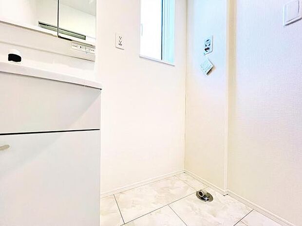 独立洗面台の横にはランドリースペースがございます。