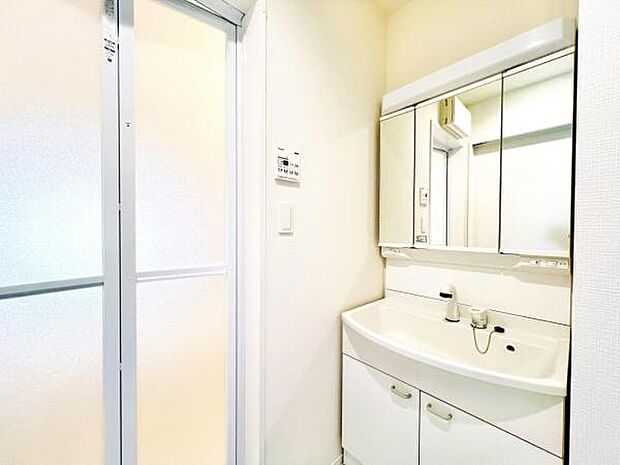 洗面化粧台です。朝の身支度から1日が始まります。