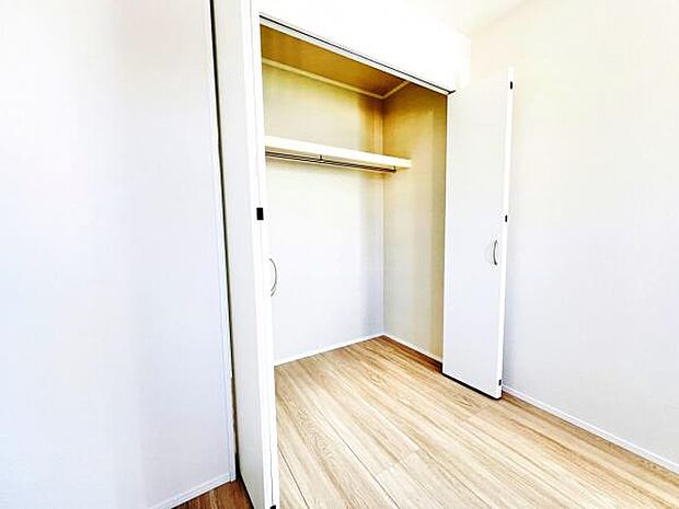 いつでもお部屋をスッキリお使い頂ける収納スペースを設置。