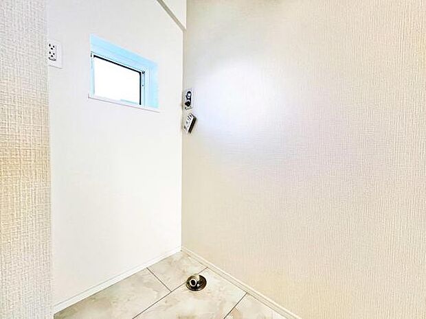 独立洗面台の横にはランドリースペースがございます。