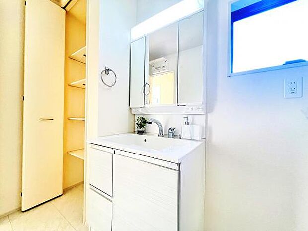 洗面化粧台です。朝の身支度から1日が始まります。