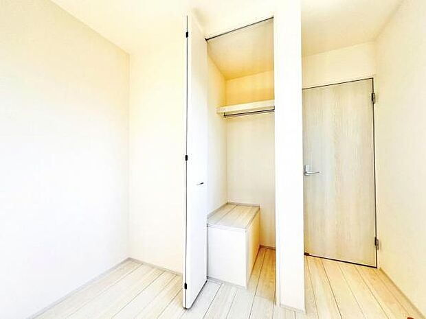 いつでもお部屋をスッキリお使い頂ける収納スペースを設置。