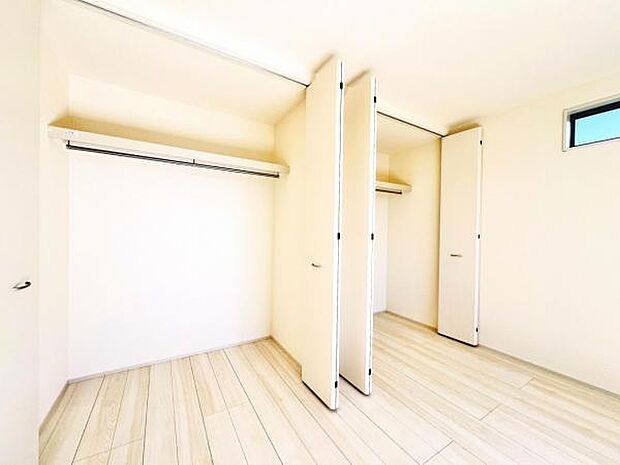 いつでもお部屋をスッキリお使い頂ける収納スペースを設置。