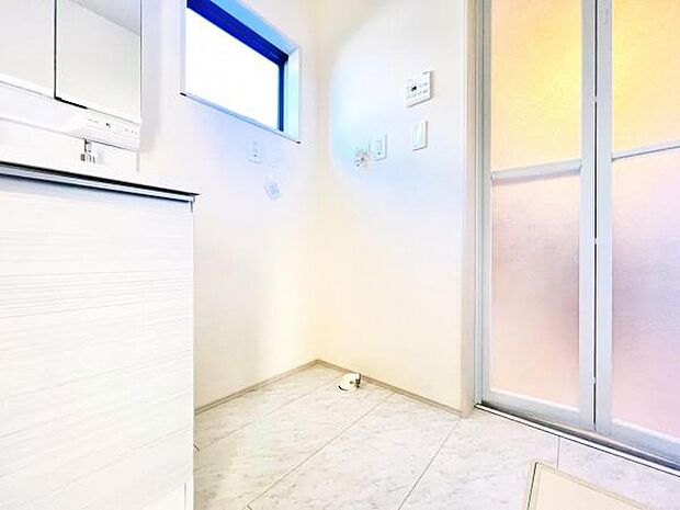 独立洗面台の横にはランドリースペースがございます。