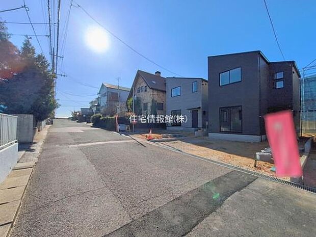 前面道路を含めた現地写真です。