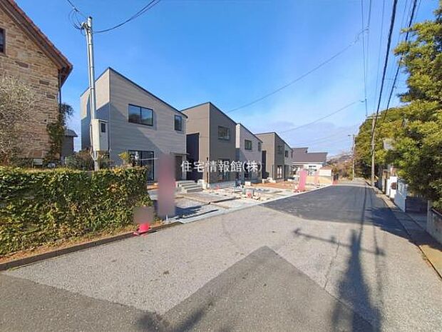 前面道路を含めた現地写真です。