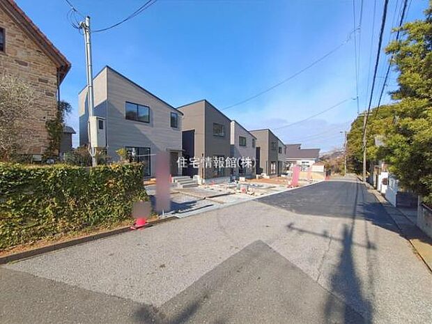 前面道路を含めた現地写真です。