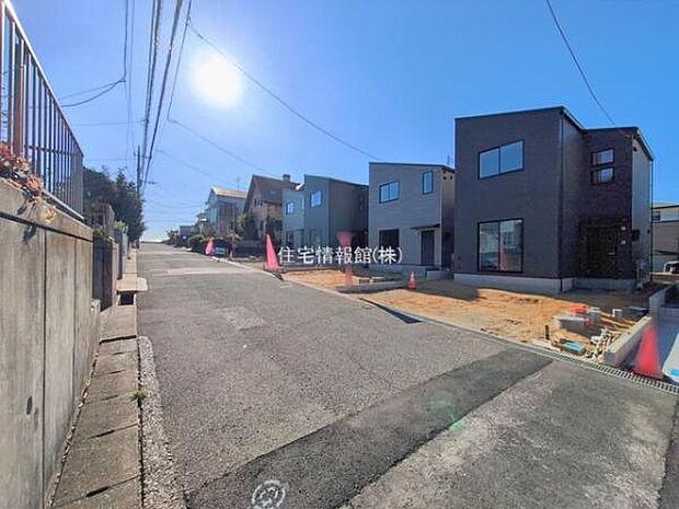 前面道路を含めた現地写真です。