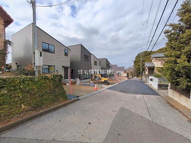 前面道路を含めた現地写真です。