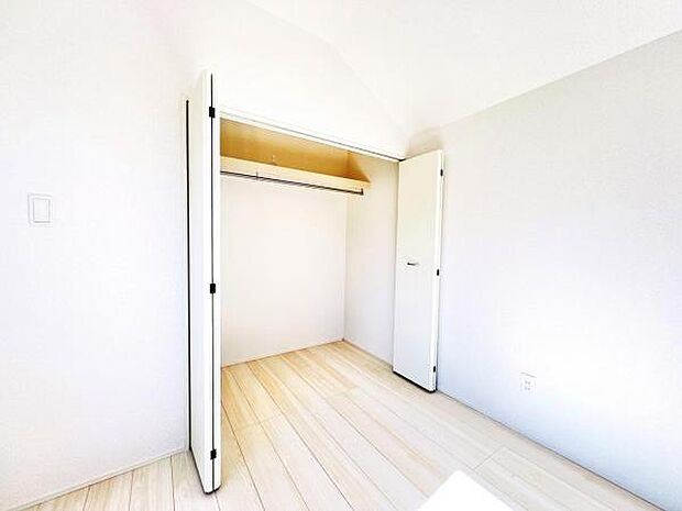 いつでもお部屋をスッキリお使い頂ける収納スペースを設置。