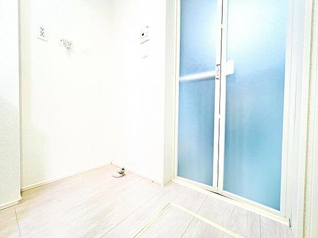 ランドリースペースです。身支度を整えながら洗濯機の操作を行えます。