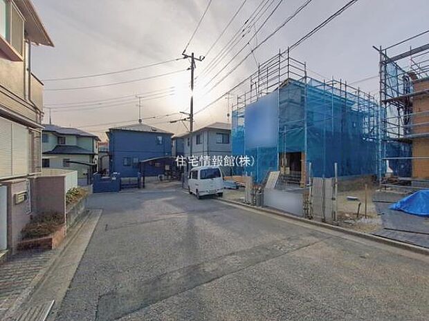 前面道路を含めた現地写真です。