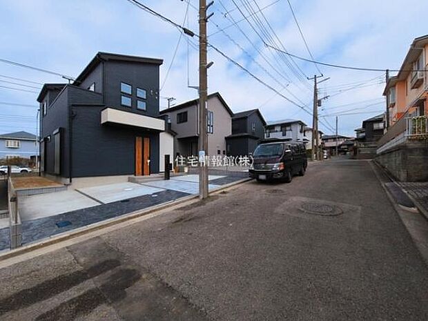 前面道路を含めた現地写真です。