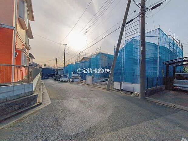 前面道路を含めた現地写真です。