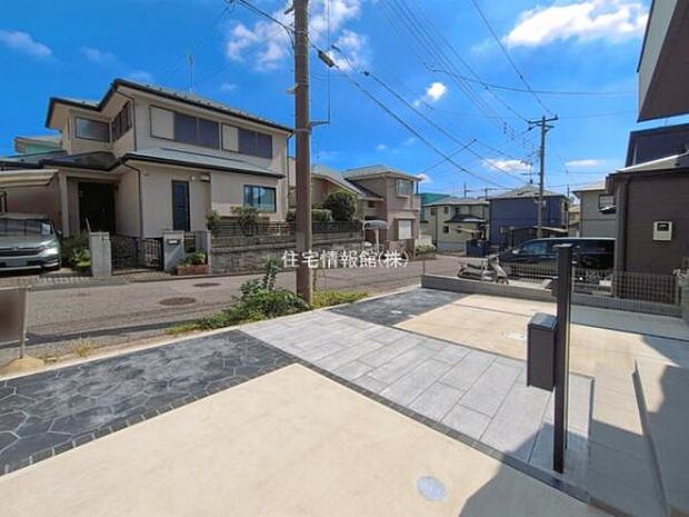 前面道路を含めた現地写真です。