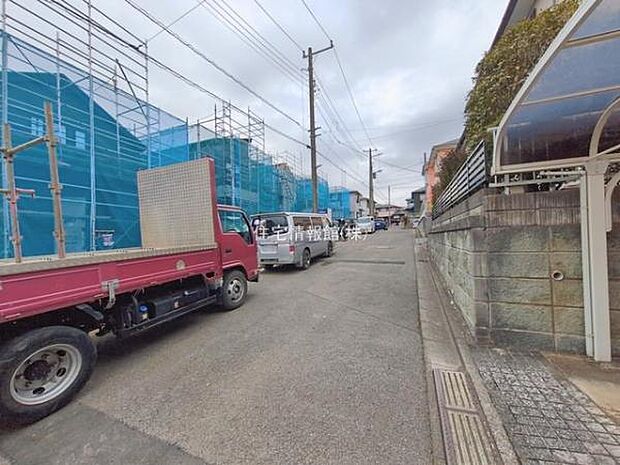 前面道路を含めた現地写真です。