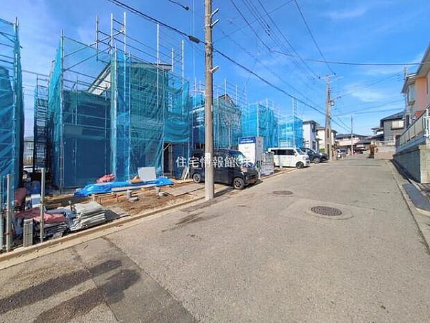 前面道路を含めた現地写真です。