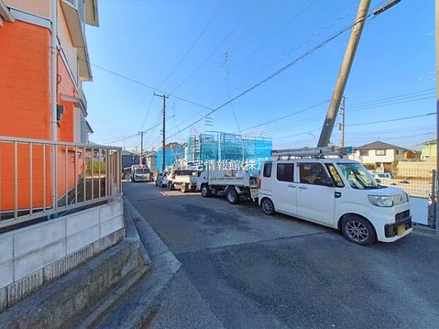 前面道路を含めた現地写真です。