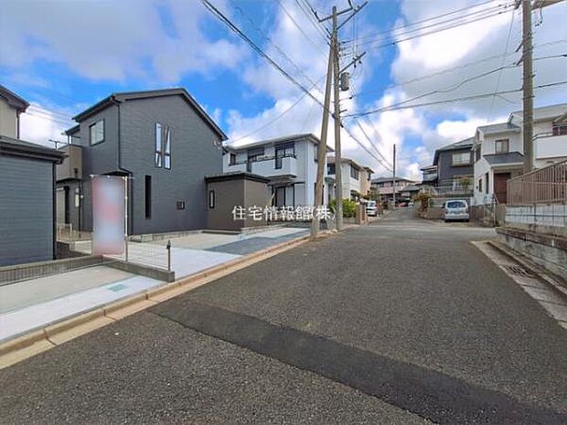 前面道路を含めた現地写真です。