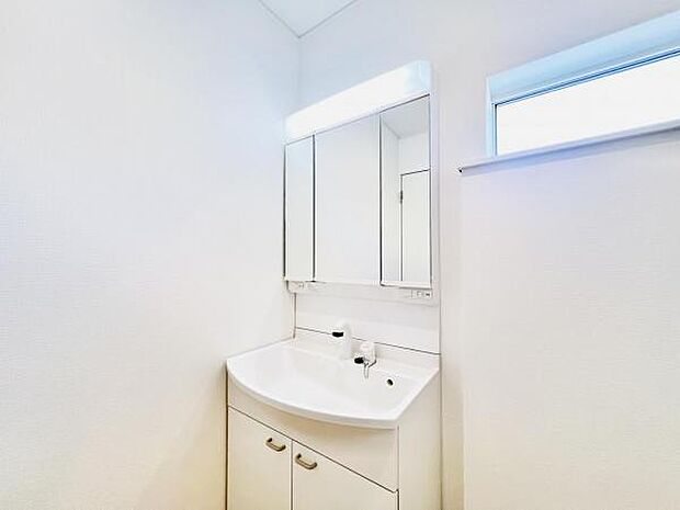 洗面化粧台です。朝の身支度から1日が始まります。