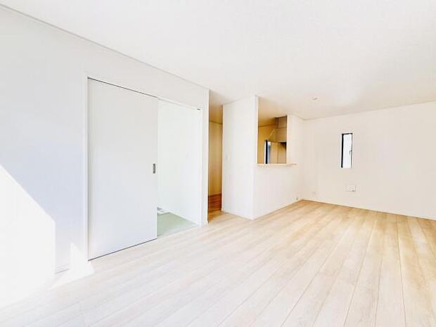 お食事中もキッチンと会話が楽しめるダイニングスペース。