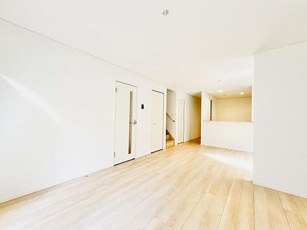 お食事中もキッチンと会話が楽しめるダイニングスペース。