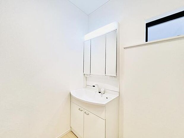 洗面化粧台です。朝の身支度から1日が始まります。