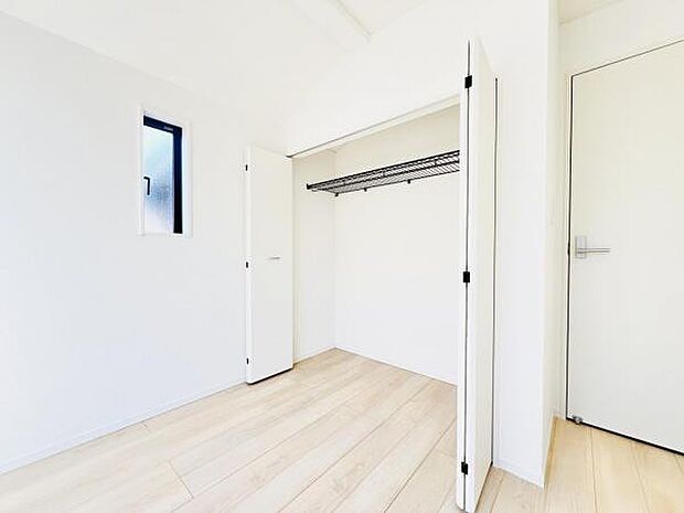 いつでもお部屋をスッキリお使い頂ける収納スペースを設置。