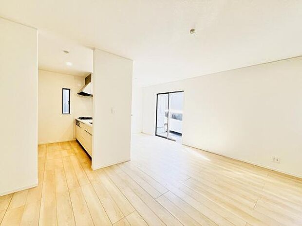 お食事中もキッチンと会話が楽しめるダイニングスペース。