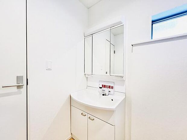 洗面化粧台です。朝の身支度から1日が始まります。