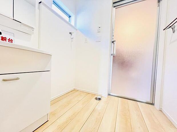 独立洗面台の横にはランドリースペースがございます。