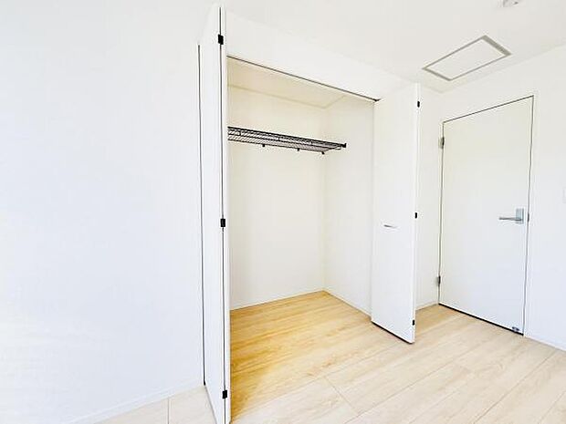 いつでもお部屋をスッキリお使い頂ける収納スペースを設置。