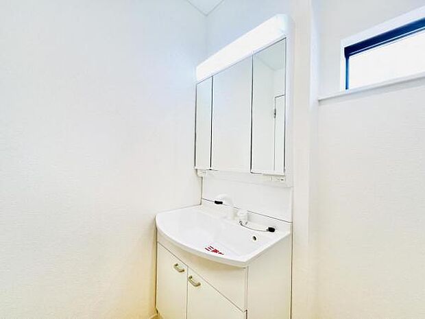 洗面化粧台です。朝の身支度から1日が始まります。